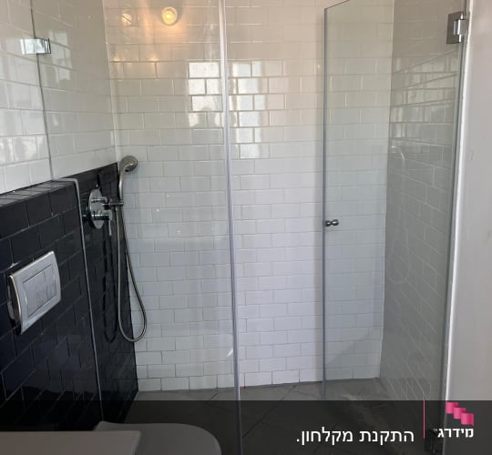 מקלחת עם ראש גשם ודלת זכוכית שקופה